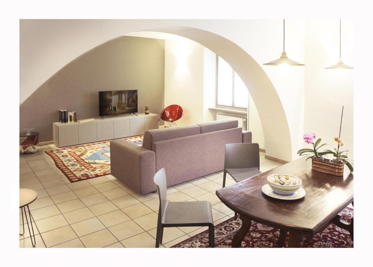 Due Dei Mille. Incantevole Casa In Centro Ad Alba Luaran gambar