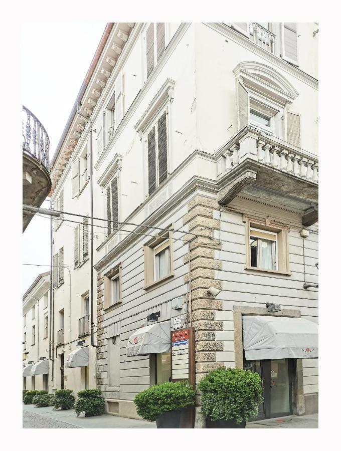 Due Dei Mille. Incantevole Casa In Centro Ad Alba Luaran gambar