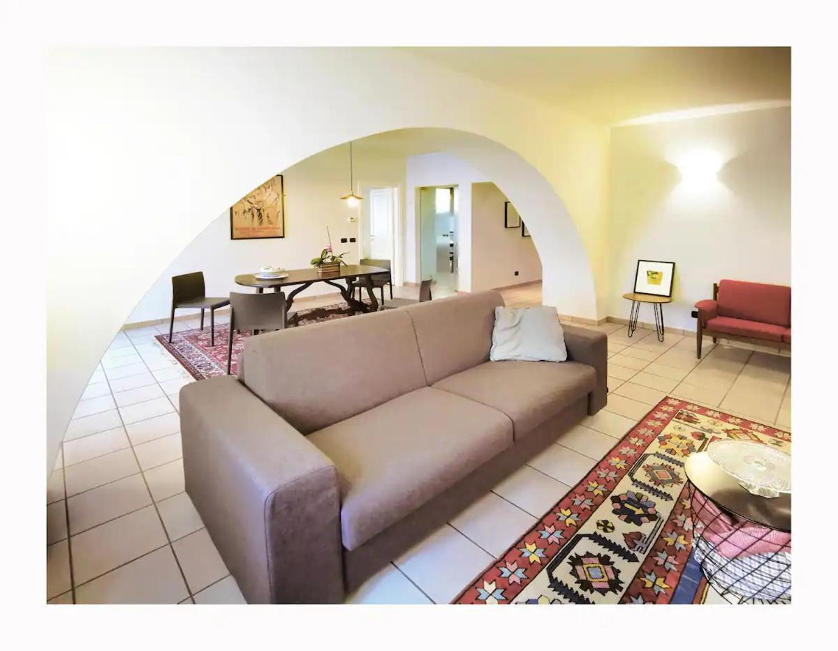 Due Dei Mille. Incantevole Casa In Centro Ad Alba Luaran gambar